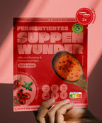 Frontansicht einer Tüte des fermentierten Suppenwunders von Miss Mineva's mit Tomate-Paprika-Kräuter-Geschmack