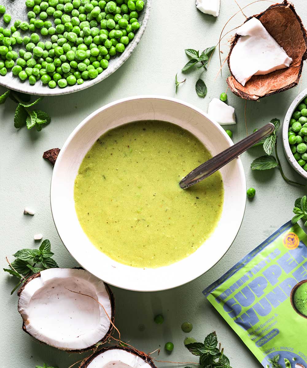 Zubereitete Suppe mit Erbse-Minze-Kokos-Geschmack des fermentierten Suppenwunders von Miss Mineva's