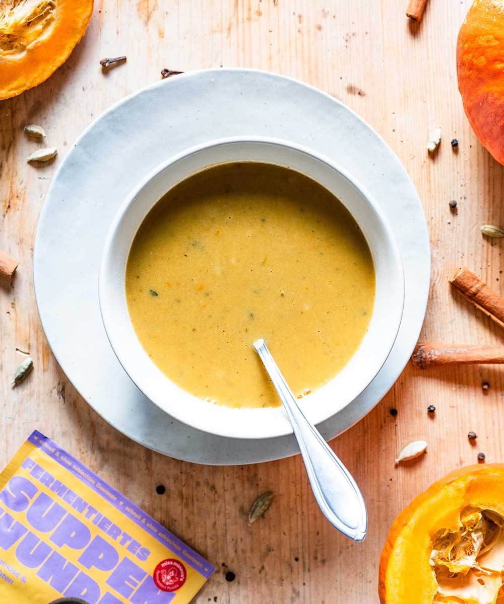 Zubereitete Suppe mit Kürbis-Garam-Masala-Geschmack des fermentierten Suppenwunders von Miss Mineva's