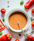 Zubereitete Suppe mit Tomate-Paprika-Kräuter-Geschmack des fermentierten Suppenwunders von Miss Mineva's