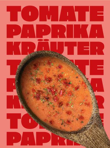 Ein Holzlöffel in dem Miss Mineva's fermentierte Suppe mit Geschmacksrichtung Tomate-Paprika-Kräuter vor einem bunten Hintergrund zu sehen ist